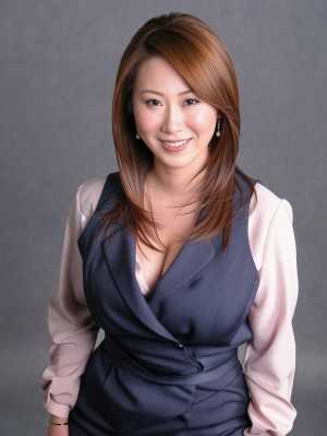 ビジネス服を着て自信に満ちた笑顔を浮かべている女性のプロフェッショナルなポートレート...。