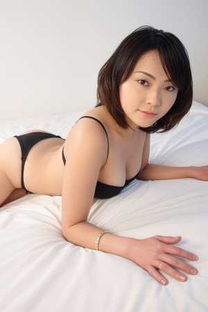 ミニマルな環境で、ミニマルな服を着てベッドの上でポーズをとる若い女性を横から撮ったフ...。