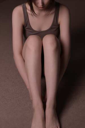 部屋とタンクトップのポートレート素材