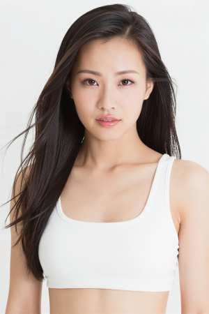 タンクトップ姿の美しい女性