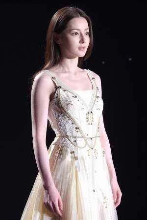 白のドレスを着た女性のポートレート