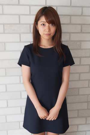 白ドレスを着こなす美女