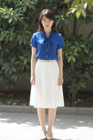 緑ブラウス姿の魅力的な女性