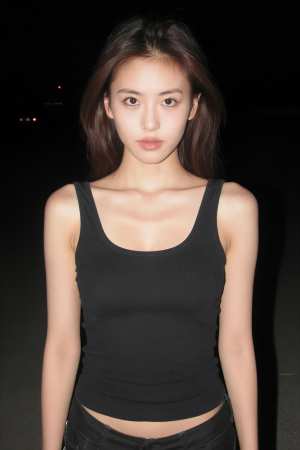 黒のタンクトップを着た女性のポートレート