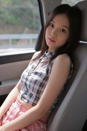 ピンクレースを着こなす美女