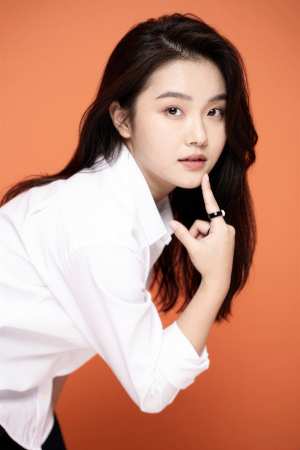 シャツ姿の美しい女性