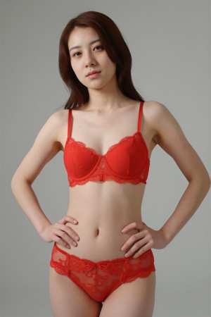 赤のレースを着た女性のポートレート