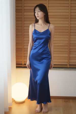 部屋で撮影された女性のポートレート