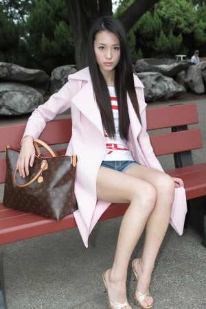 赤のシャツを着た女性のポートレート