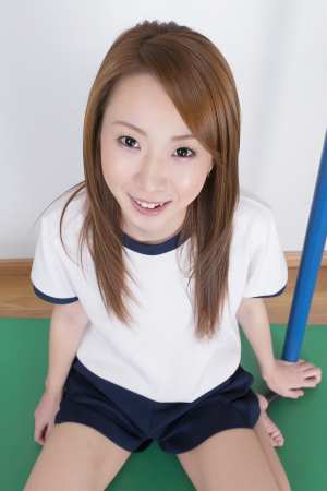 緑シャツ姿の魅力的な女性