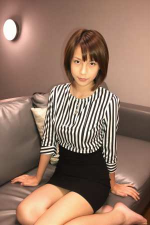 黒ブラウス姿の魅力的な女性