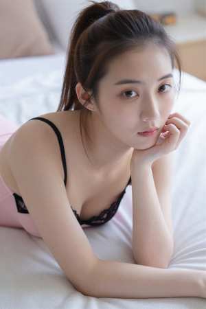 ベッドでのレース姿の女性