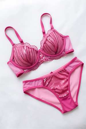 白ランジェリー姿の魅力的な女性