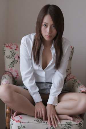 部屋の白シャツポートレート