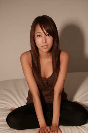 寝室で撮影された女性のポートレート