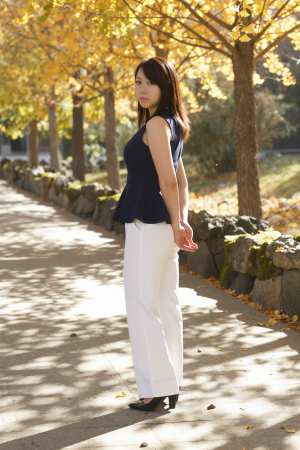 白シャツ姿の魅力的な女性