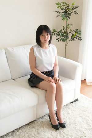 部屋で撮影された女性のポートレート