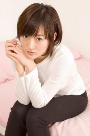 ベッドでのセーター姿の女性