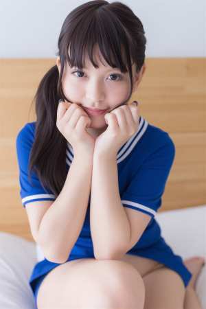 ベッドの白制服ポートレート