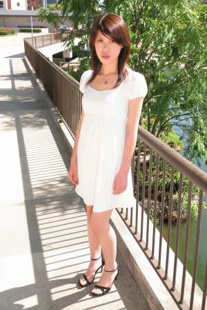 公園で白のドレスを着た美女