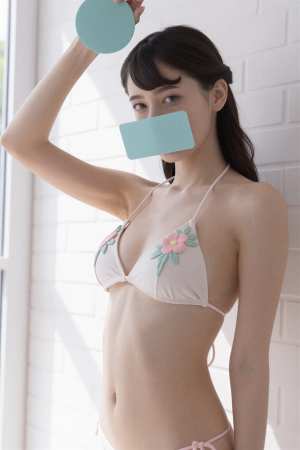 部屋でのビキニ姿の女性