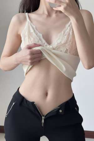 レース姿の美しい女性