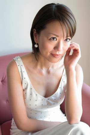 黒ドレスを着こなす美女