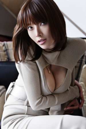 熟女・巨乳セーターのフリー写真素材