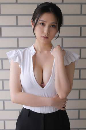 熟女・巨乳黒のブラウスを着た女性のポートレート