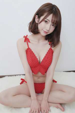 白レース姿の笑顔な女性