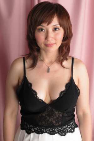 熟女・爆乳白のレース姿でバーに佇む女性