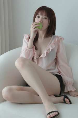 巨乳ブラウス姿の美しい女性