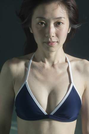 熟女・巨乳白のビキニを着た女性のポートレート