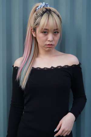 ピンクのレースを着た女性のポートレート