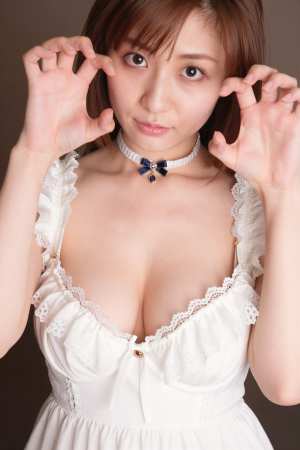 巨乳白レース姿の魅力的な女性