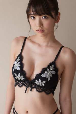 熟女・爆乳黒レースの美しいポートレート素材