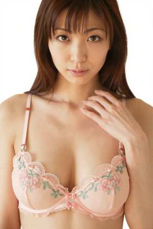 熟女・爆乳白レース姿の魅力的な女性