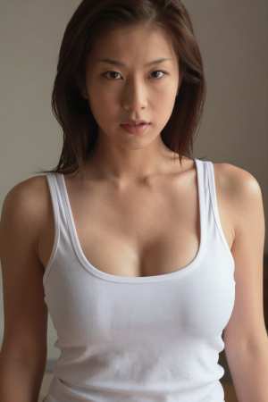 白タンクトップ姿の魅力的な女性