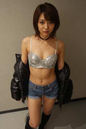 バーで撮影された女性のポートレート