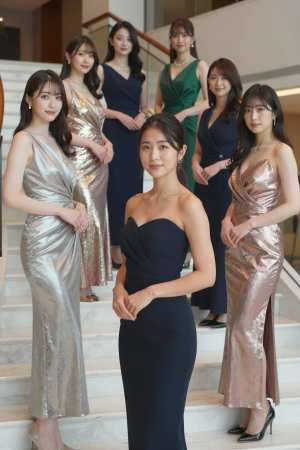 ドレス姿で高級ラウンジ入り口に立つ美女たち
