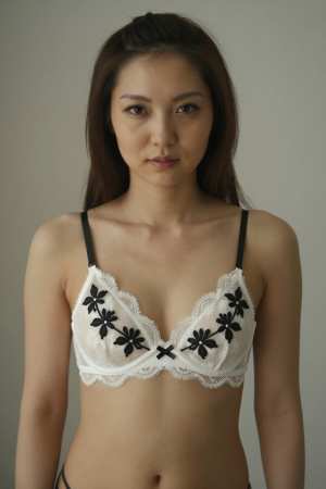 レース姿の美しい女性