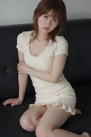 ソファでのドレス姿の女性