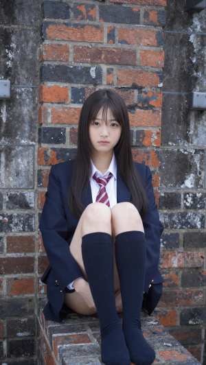 制服姿の美しい女性