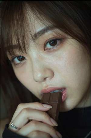 バーで撮影された女性のポートレート