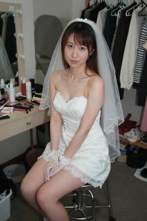 レース姿の美しい女性