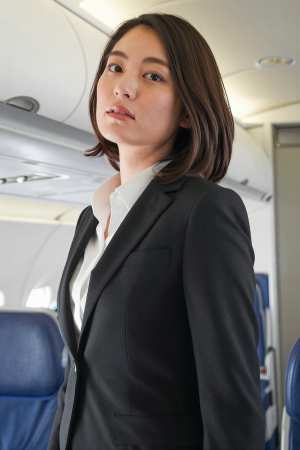 ピンクシャツ姿の魅力的な女性