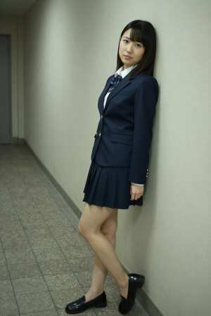 赤シャツ姿のクールな女性