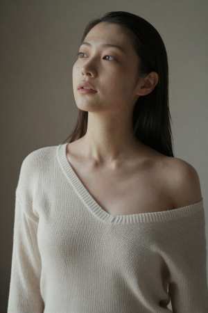 バーの黒セーターポートレート