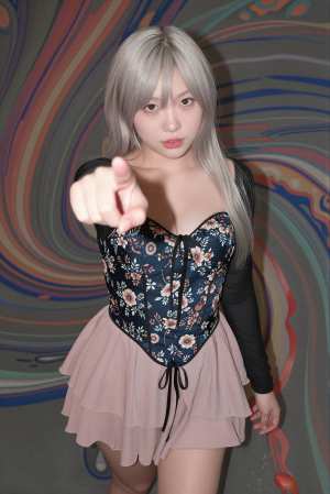 バーで撮影された女性のポートレート