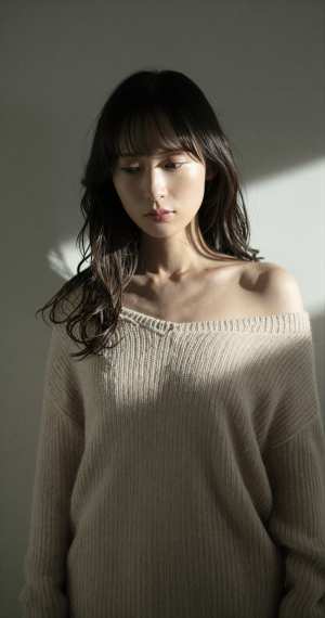 セーター姿でバーにくつろぐ美女